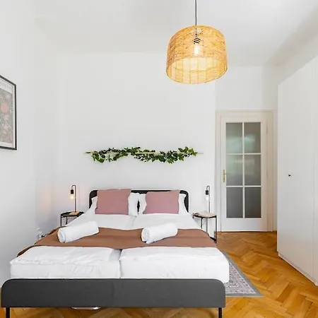 Apartment Historic Charm In *
